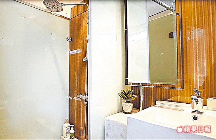 衛浴採乾溼分離，牆面延伸木條裝飾，還有免治馬桶。