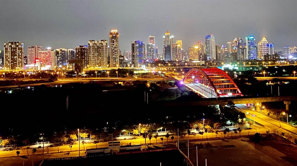 台中市區就能看到七期的浪漫夜景。