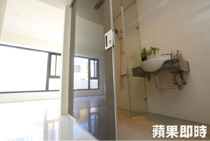 次衛浴也用玻璃取代隔間牆，放大視覺效果，降低壓迫感。